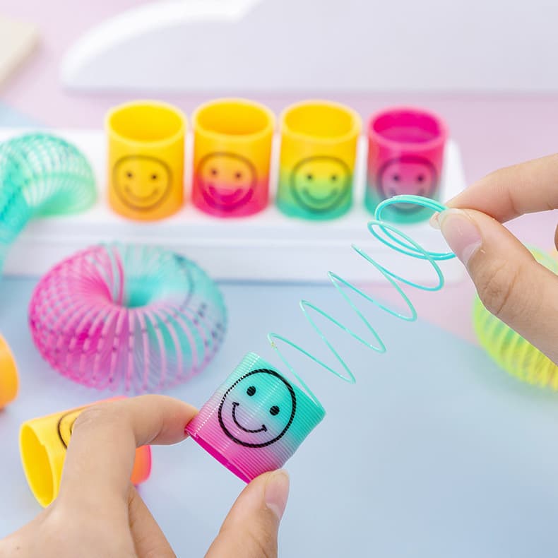Pacote Com 10 Brinquedos Coloridos De Bobina De Mola Para Crianças Divertidos Arco-Íris Elástica Mini Sorriso Rosto Anéi