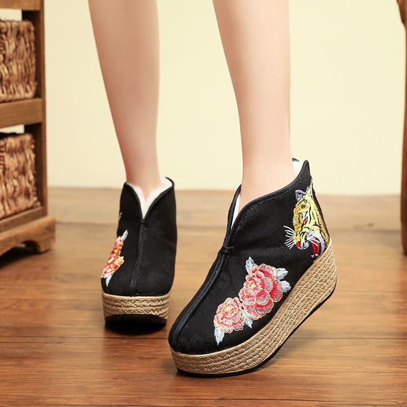 Sapatos femininos de estilo tradicional chinês com sola grossa, botas femininas bordadas, botas de algodão Hanfu com sol