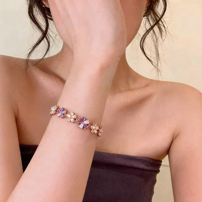 [Pronta Entrega] Pulseira Delicada com Flor de Glicínia Francesa, Elegante e Luxuosa, Acessório de Mão Feminino TWAO