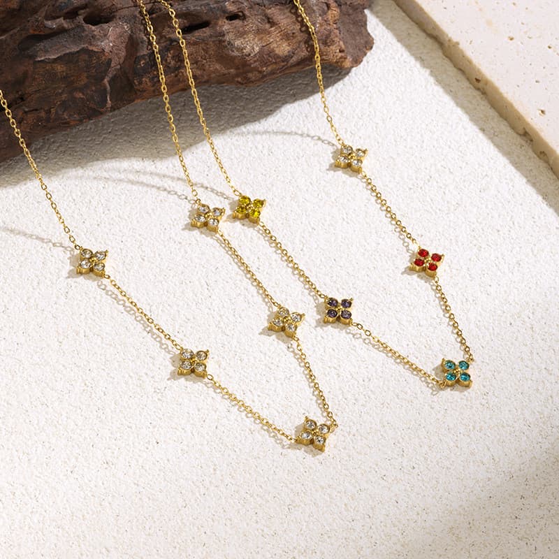 Colar Feminino com Pingente de Trevo de Quatro Folhas em Cristal Colorido, Joia Elegante em Aço Inoxidável Dourado IABD