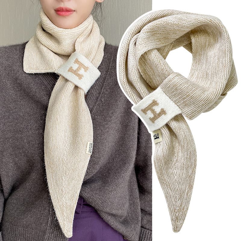 Cachecol curto feminino de malha de lã off-white para outono-inverno, com suporte para pescoço cruzado, estilo elegante.