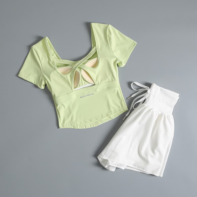 Terno esportivo feminino verão 2026 novo estilo moda Fitness correndo Pilates treinamento com almofada no peito de manga