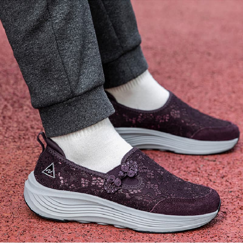 Sapatos de caminhada de sola macia, soltos e fáceis de calçar para mulheres de meia-idade e idosas.