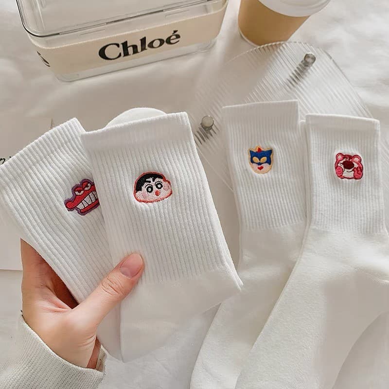 Meias brancas estilo chá????Meias bordadas Kuromi femininas morango urso meias de cor sólida