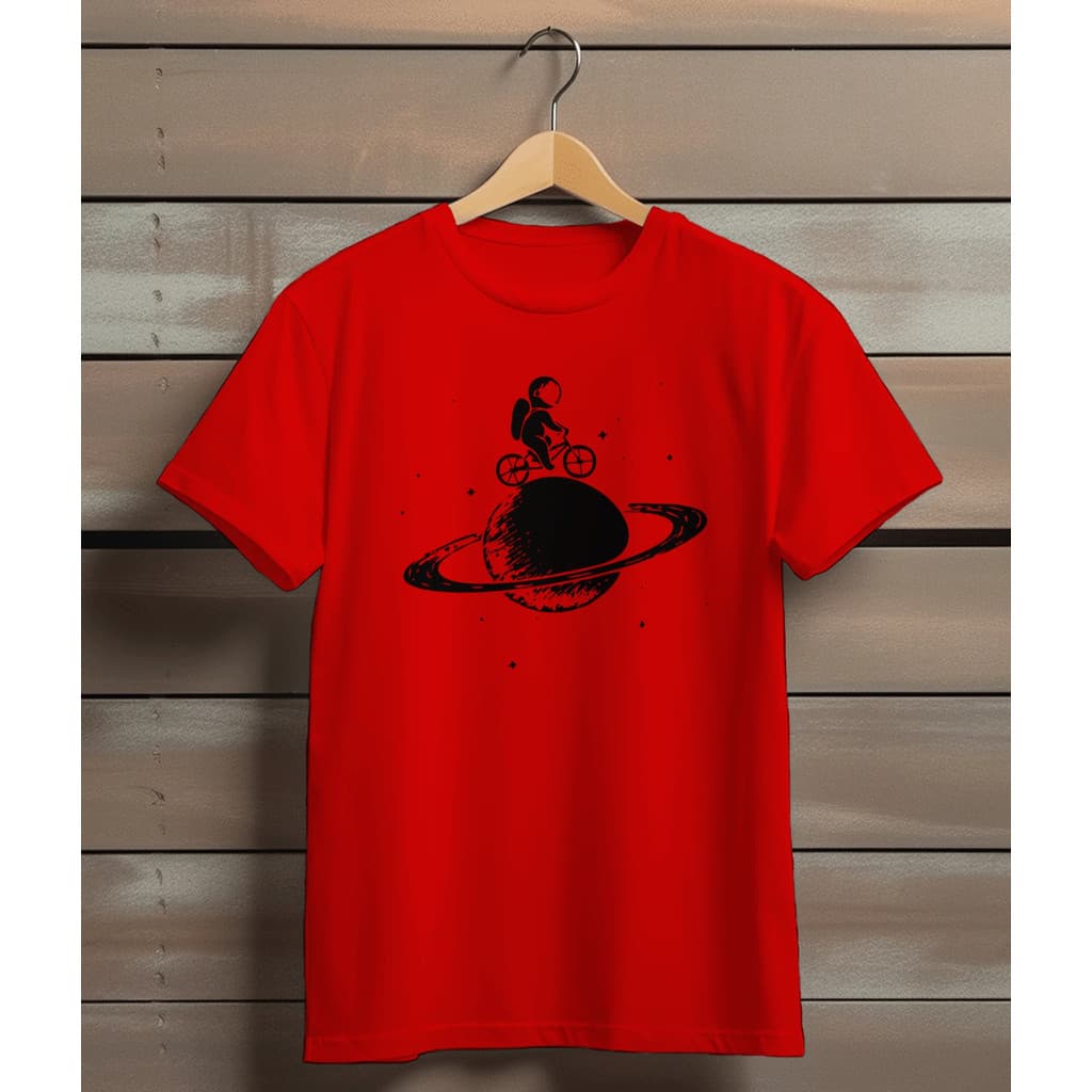Camiseta Blusa 100% Algodâo Básica Astronauta em Saturno Na Bicicleta Confortável