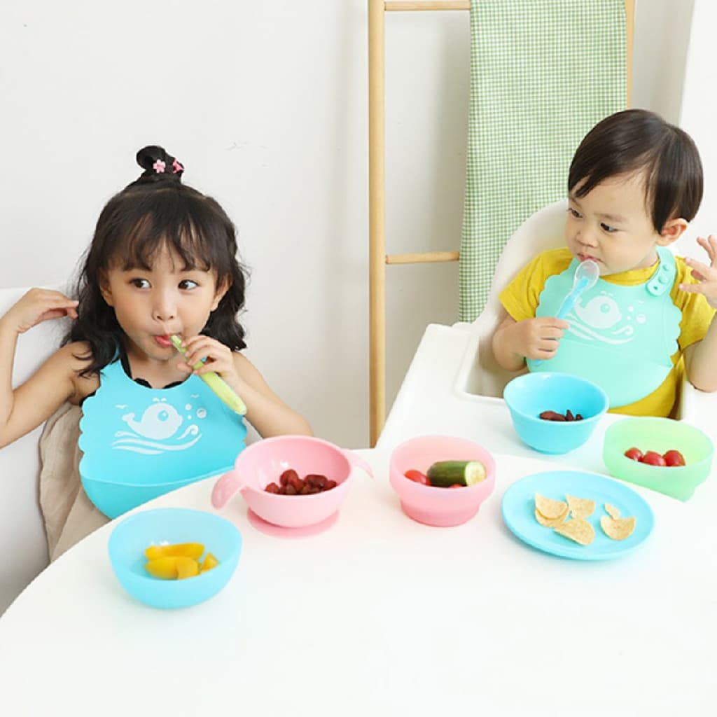Kit 2 Babador Babete Silicone Com Bolso Pega Cata Migalhas Infantil Bebê Impermeável Ajustável