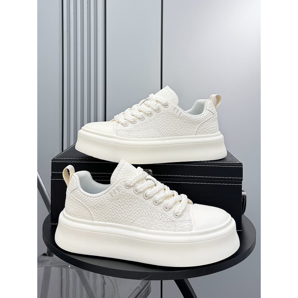 Sapatos masculinos 2026 novo estilo Super quente respirável sapatos brancos Street Wear tênis de sola grossa sapatos de