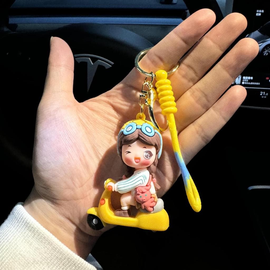 Carro elétrico meninos meninas boneca chaveiro pingente bonito dos desenhos animados carro chaveiro casal mochilas influ