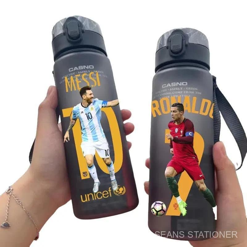 Garrafa de água em formato de bola de futebol, garrafa de água com canudo, capacidade de 560ml, garrafa de água com isol