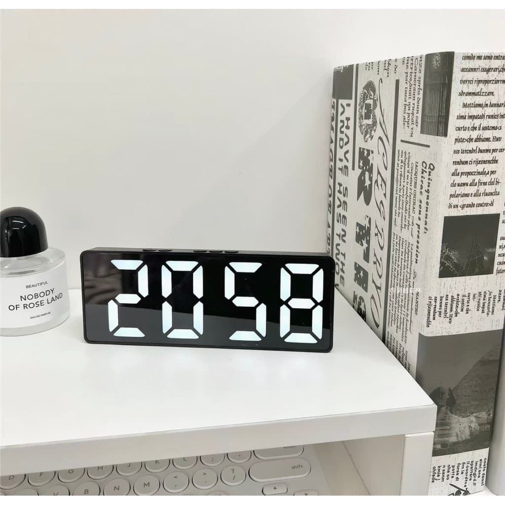Relógio Digital de Parede LED com Alarme, Brilho Ajustável e Controle de Voz