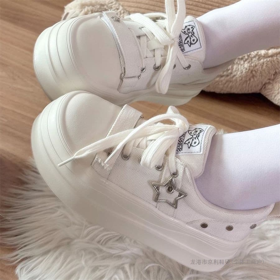 Sapatos de lona com solado grosso e estampado de estrelas, com rebites, estilo Lolita, sapatos brancos que aumentam a al