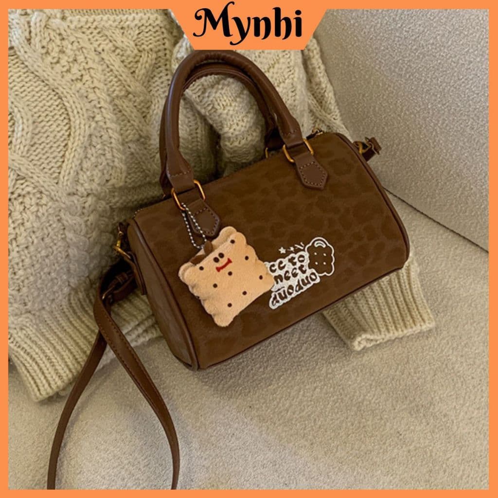 Bolsa Feminina Mynhi Modelo Boston Mini MY-SMN220 – Couro Macio de Alta Qualidade, Acompanha Alça Transversal e Pingente