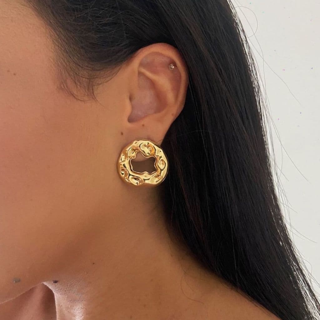 Brinco Círculo Vazado Orgânico Banhado a Ouro 18k