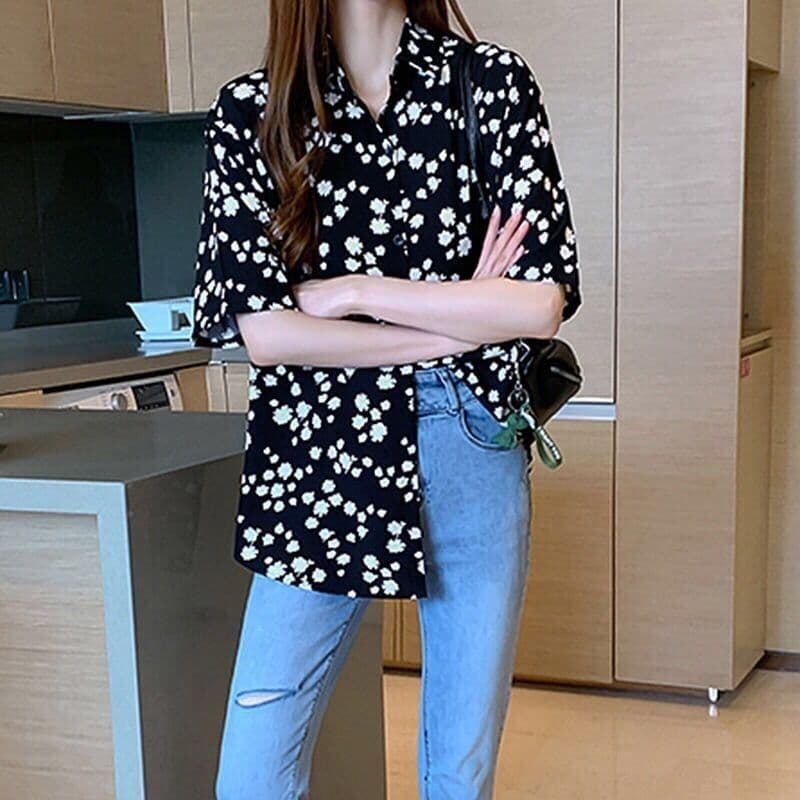 Camisa feminina solta de manga curta com estampa fresca