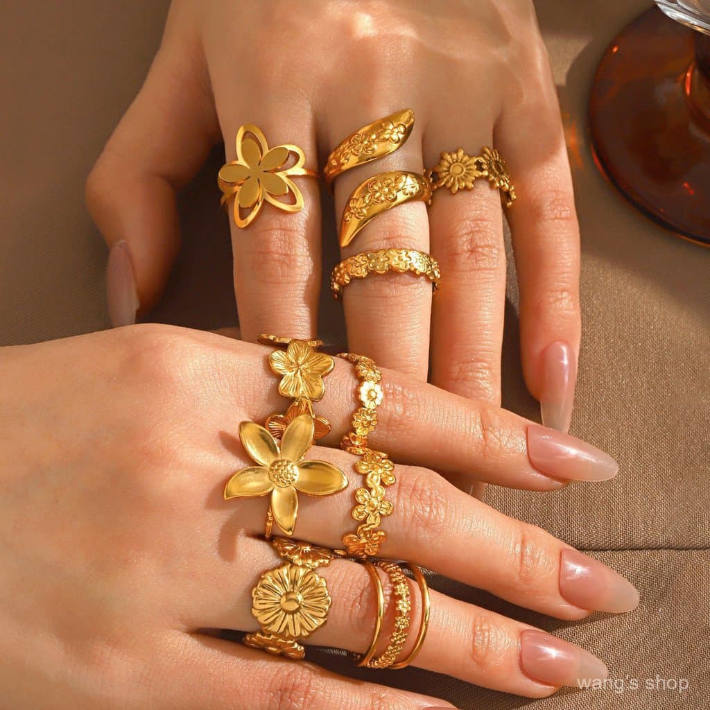 Anel floral popular em aço titânio, elegante e versátil, anel aberto em aço inoxidável banhado a ouro 18k para mulheres.