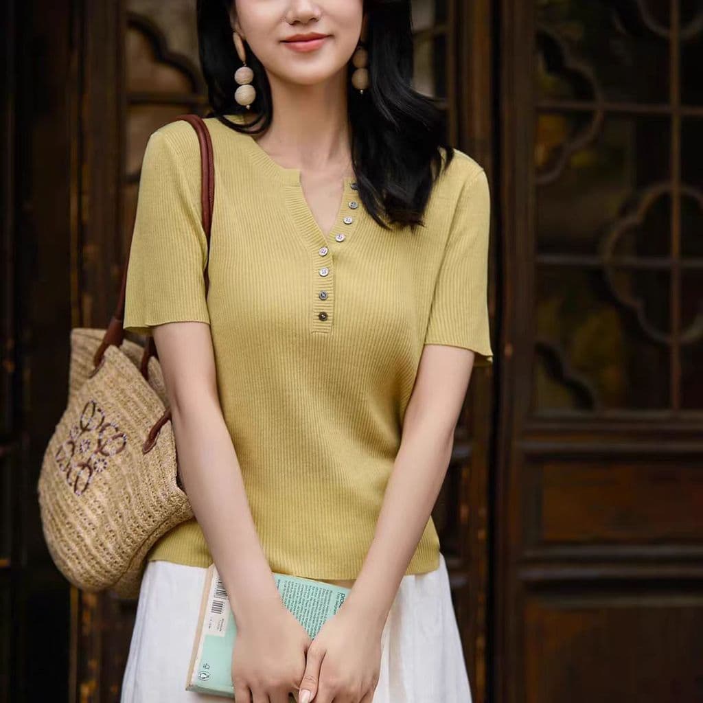Camiseta feminina de manga curta em seda gelada, com decote em V e meio botão, em amarelo creme estilo francês, nova col