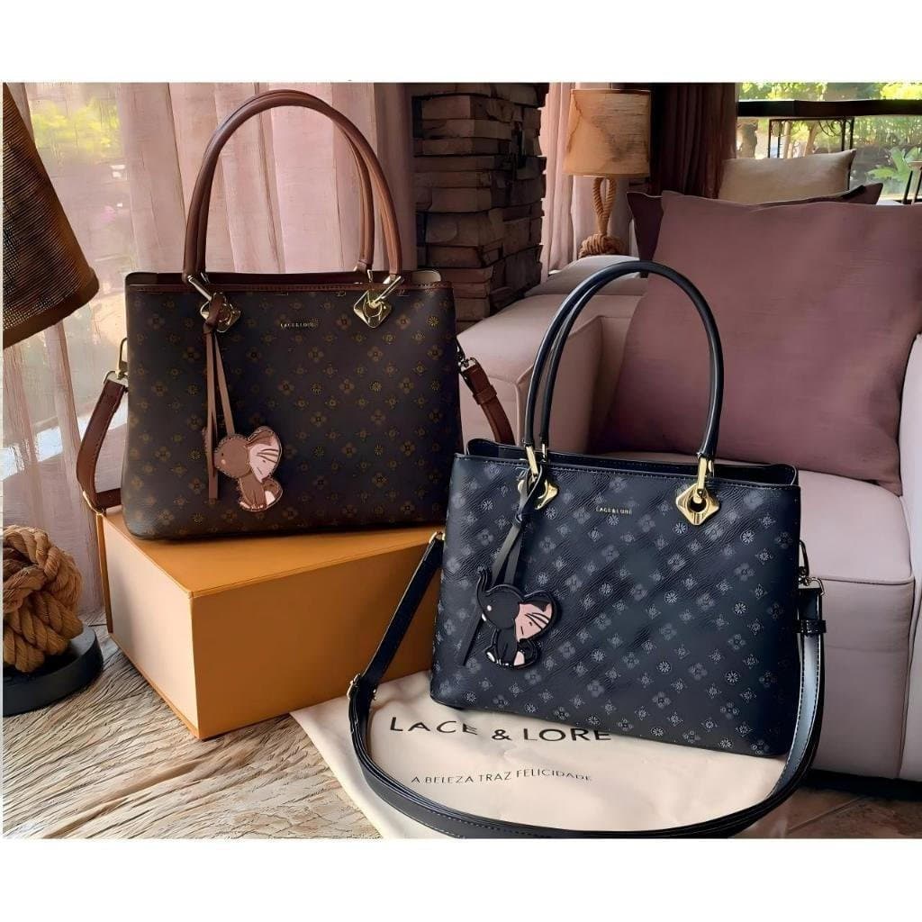 Bolsa Feminina Lace Lore Monograma Elegante Com Chaveiro Elefante Alça Dupla Ref. NE-20971 Trabalho Transversal