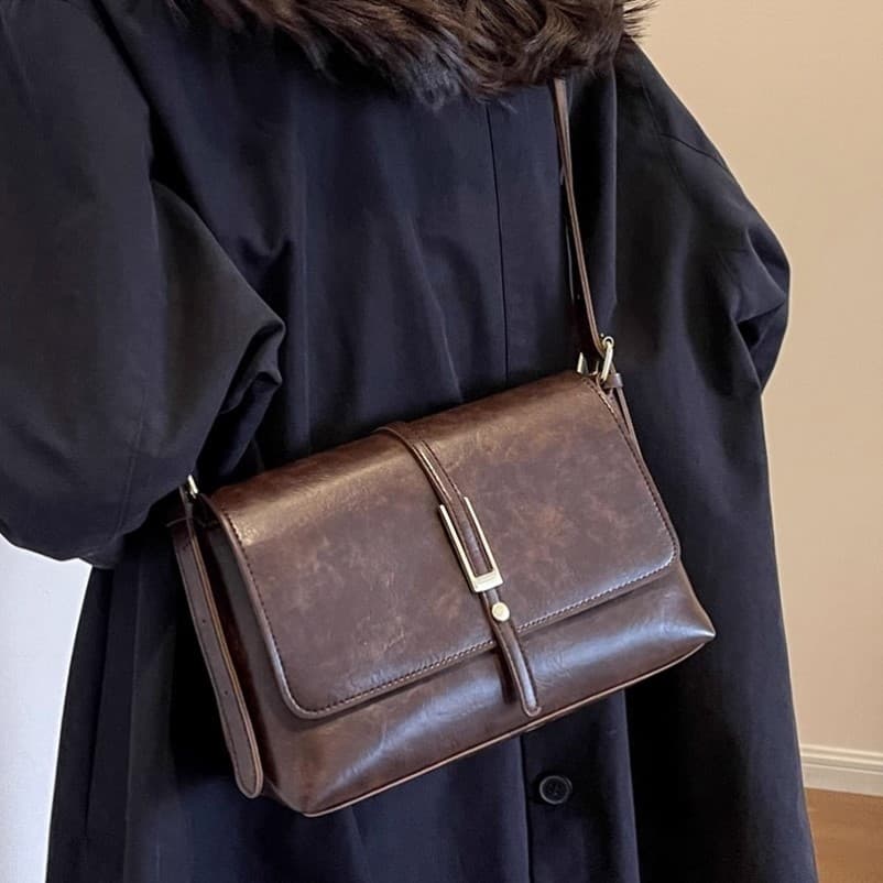 Textura de alta qualidade pequena bolsa quadrada feminina couro macio 2025 novo estilo na moda Retro Commuter ombro mens