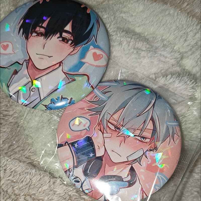 2 Pçs/Lote Anime Botão 58mm Pinos Tímido Casal Alienígena Palco Ivan Até Emblema Dos Desenhos Animados Para Mochila Aces