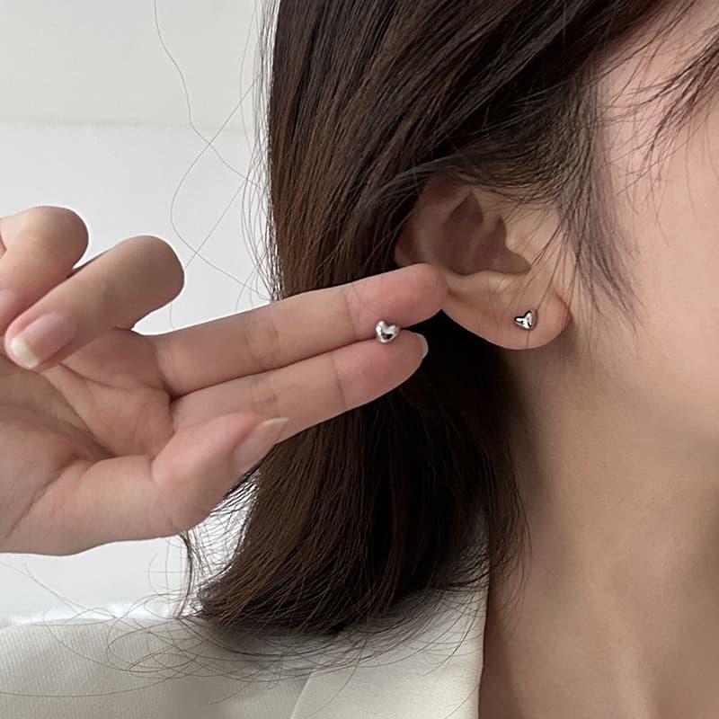 Mini prata amor coração brincos nicho ins simples estilo legal elegante brincos femininos 2025 novo estilo brincos