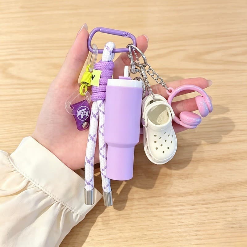 Nova moda chaveiro simulação copo de água buraco sapatos fone de ouvido cordão chaveiro saco pingente