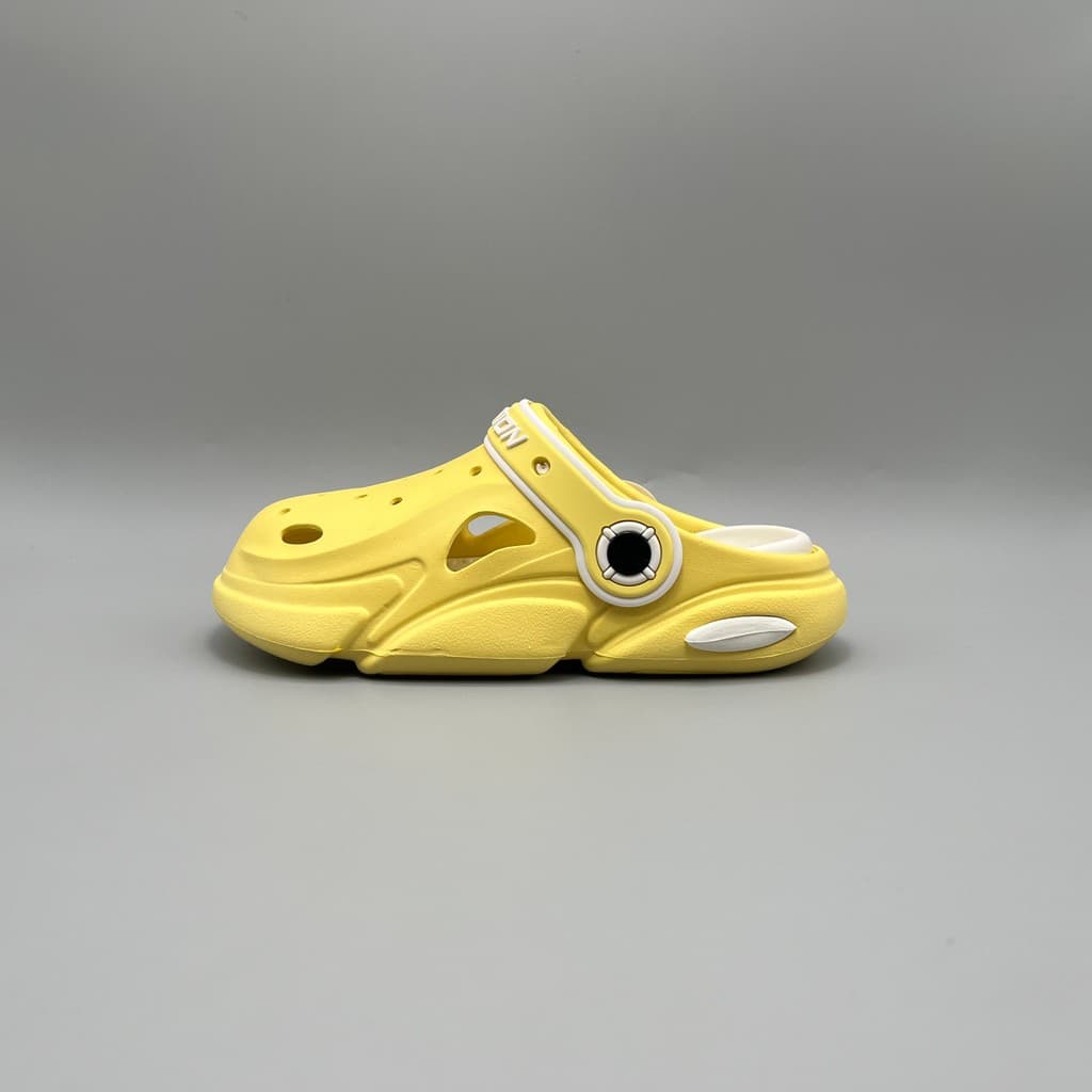 Pisando na merda EVA sola macia comércio exterior crianças buraco sapatos verão 2025 novo estilo meninos Baotou sandália