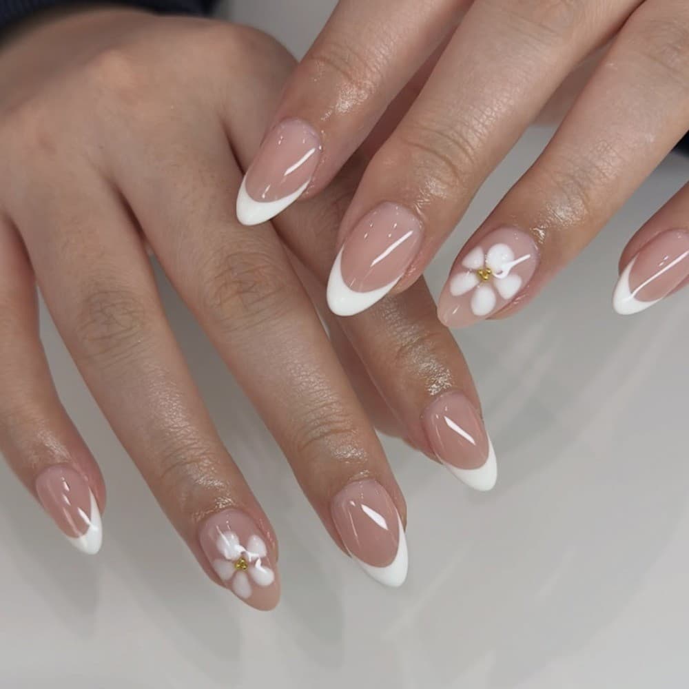 Prensa Curta De Amêndoa Nas Unhas , Design Simples De Flor Branca Francesa , Pontas De Falsas Reutilizáveis , 24 Peças