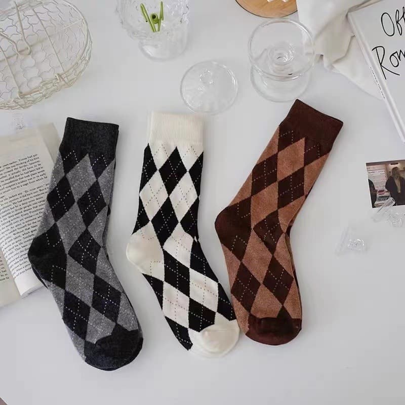 Retro diamante meias femininas Mid-Tube ins na moda primavera outono estilo japonês literário outono inverno estudantes
