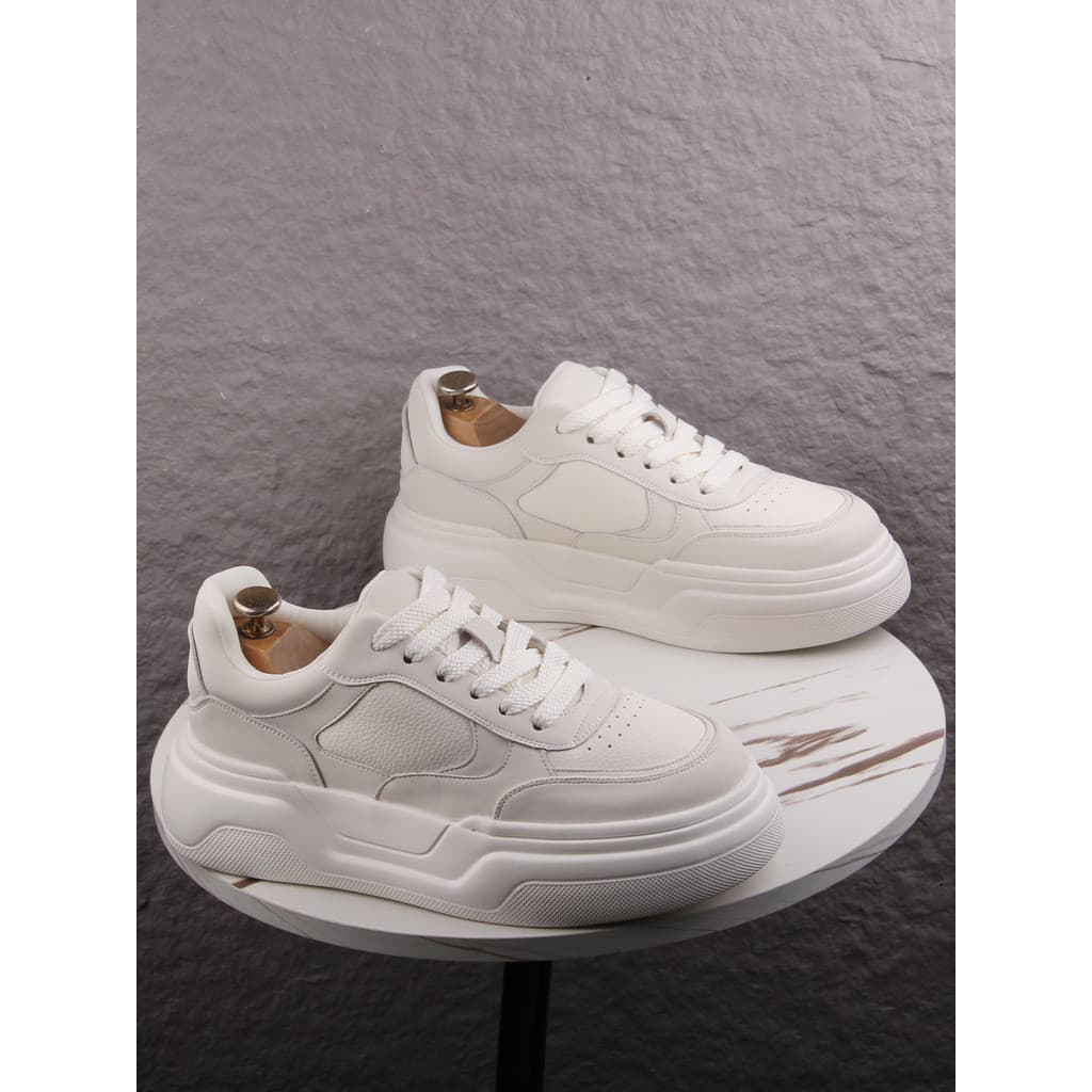 Sapatos 2026 verão novo estilo de sola grossa sapatos brancos aumentados masculinos High-End na moda All-Match tênis cas
