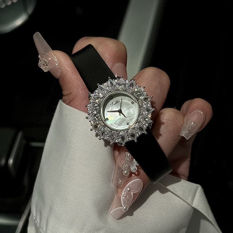 Novo estilo cinto de malha relógio feminino luz luxo moda concha rosto cheio diamante senhoras relógio nicho strass reló