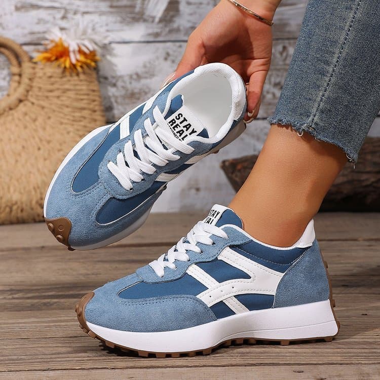 Tênis feminino retrô com plataforma de sola grossa combinando com cores