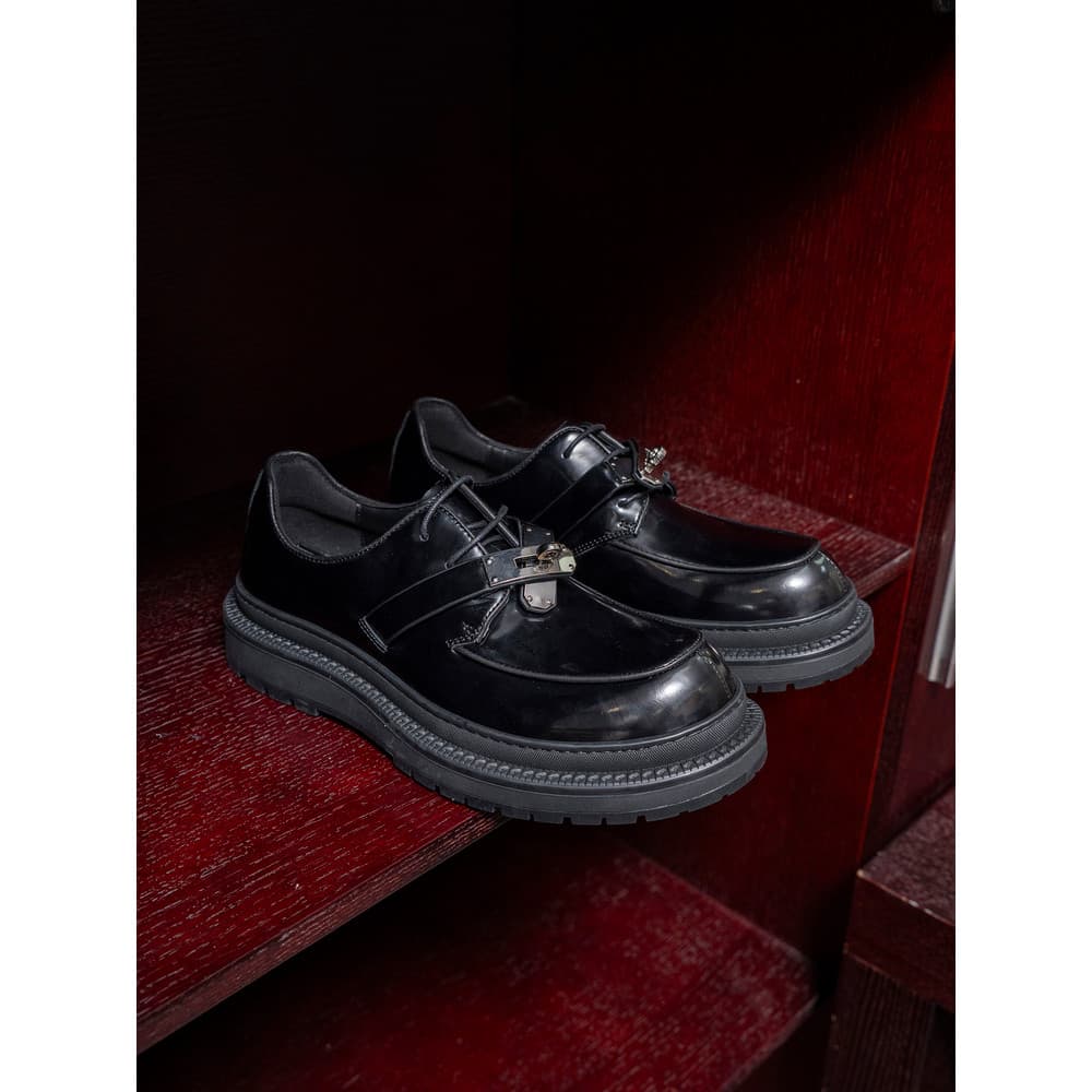 Britânico pequenos sapatos de couro masculino Retro dedo do pé redondo moda contas laterais abertas fivela de ferragem d