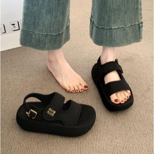 Sandálias de sola grossa femininas verão exterior Wear 2025 novo estilo Super quente combinando saia All-Match não cansa
