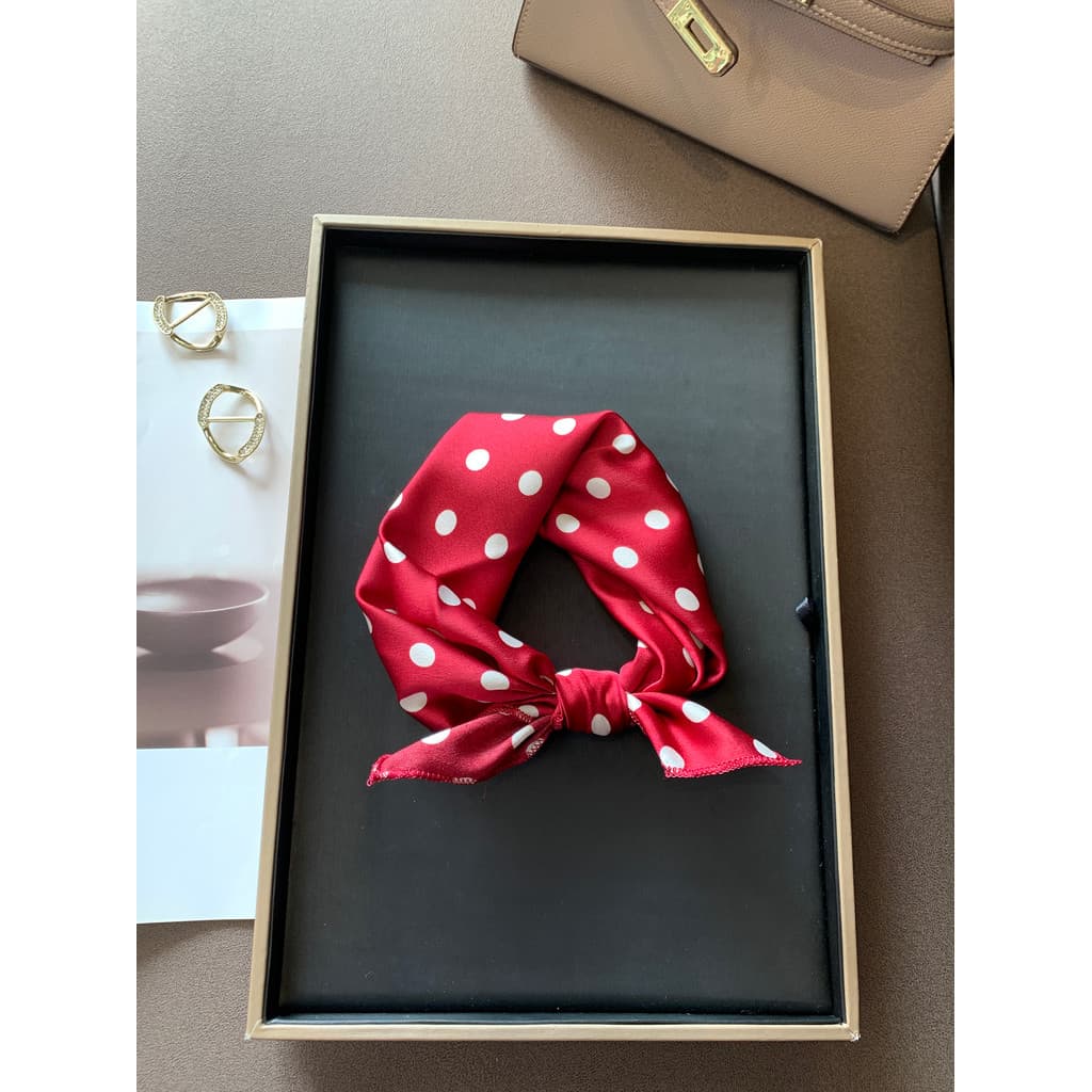 Romântico vermelho bolinhas ~ lenço de seda feminino 2025 novo estilo pequeno lenço quadrado versão coreana moda cacheco