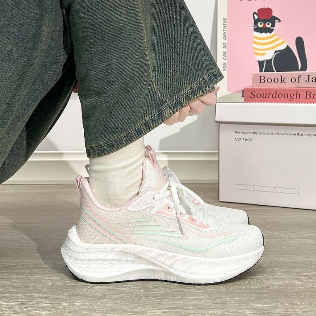 Sapatos esportivos ultraleves femininos 2026 primavera verão novo estilo malha respirável tênis de corrida leve sola mac