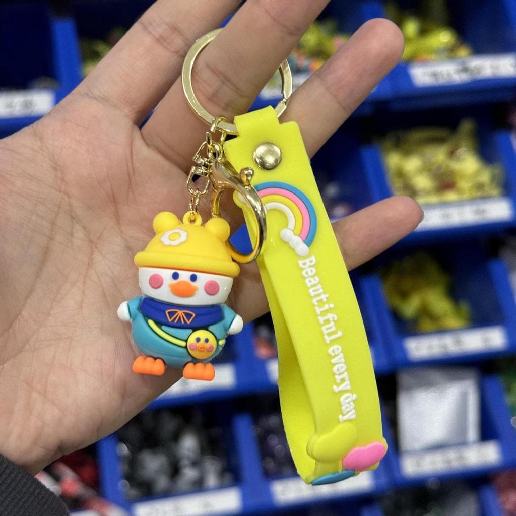 Bonito boneca pato chaveiro pingente dos desenhos animados carro chaveiro casal mochila chaveiro influenciador pingente