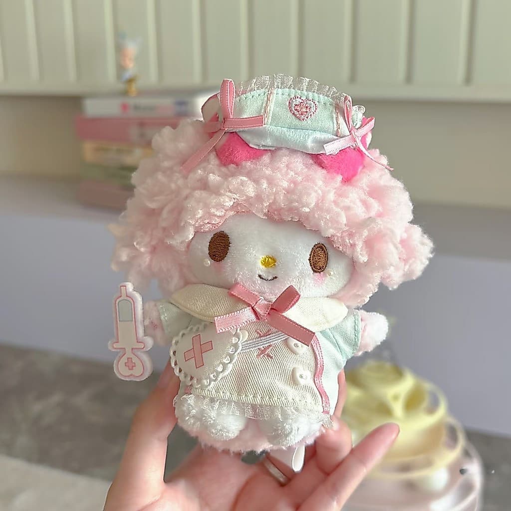 Um conjunto de brinquedos de pelúcia com tema de pianos e cuidados, lançado pela Sanrio, incluindo chaveiros e pingentes