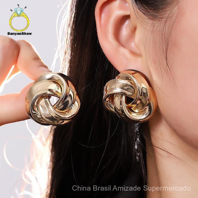 Brincos simples em formato de nó espiral dourado, adequados para mulheres, feitos de material metálico irregular, de alt