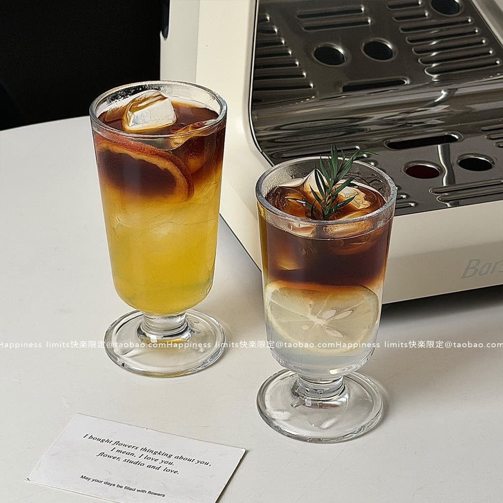 Copo de Vidro Elegante para Sucos, Drinks e Chá Gelado | Design com Taça | Resistente ao Calor | Feito à Mão