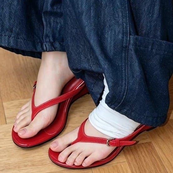 Chinelos de salto com formato especial, bico redondo, estilo tanga, sapatos femininos de salto alto e elegantes.