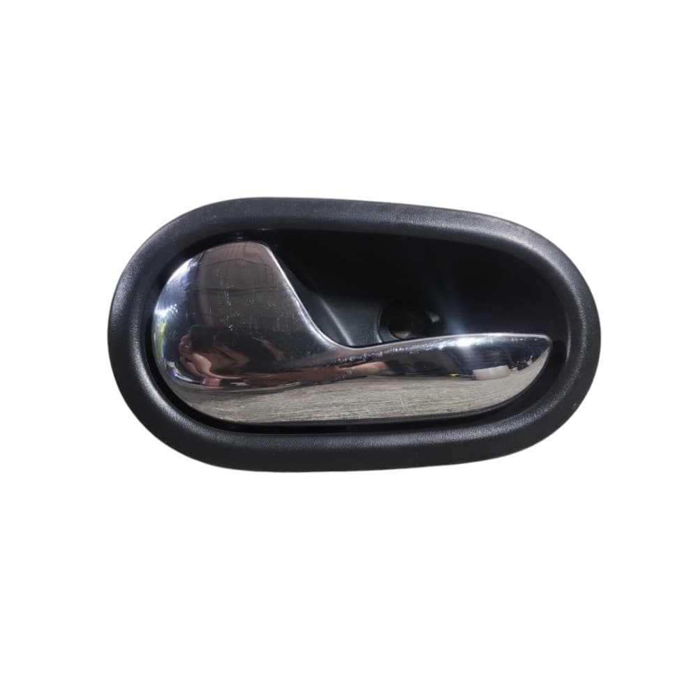 Maçaneta interna esquerdo renault logan sandero 806714381R