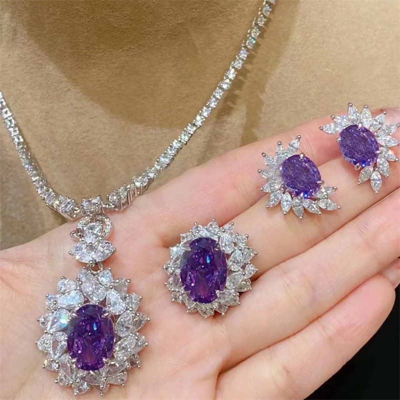 Conjunto de joias de três peças: brincos, colar e anel de ametista, banhados a ouro 18K, joias de cores vibrantes.