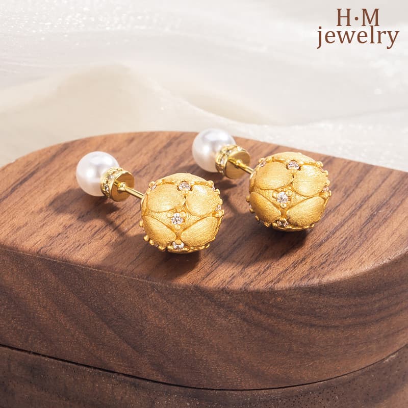 Um Par De Brincos De Pérola Com Bola De Diamante Escovado Dourado