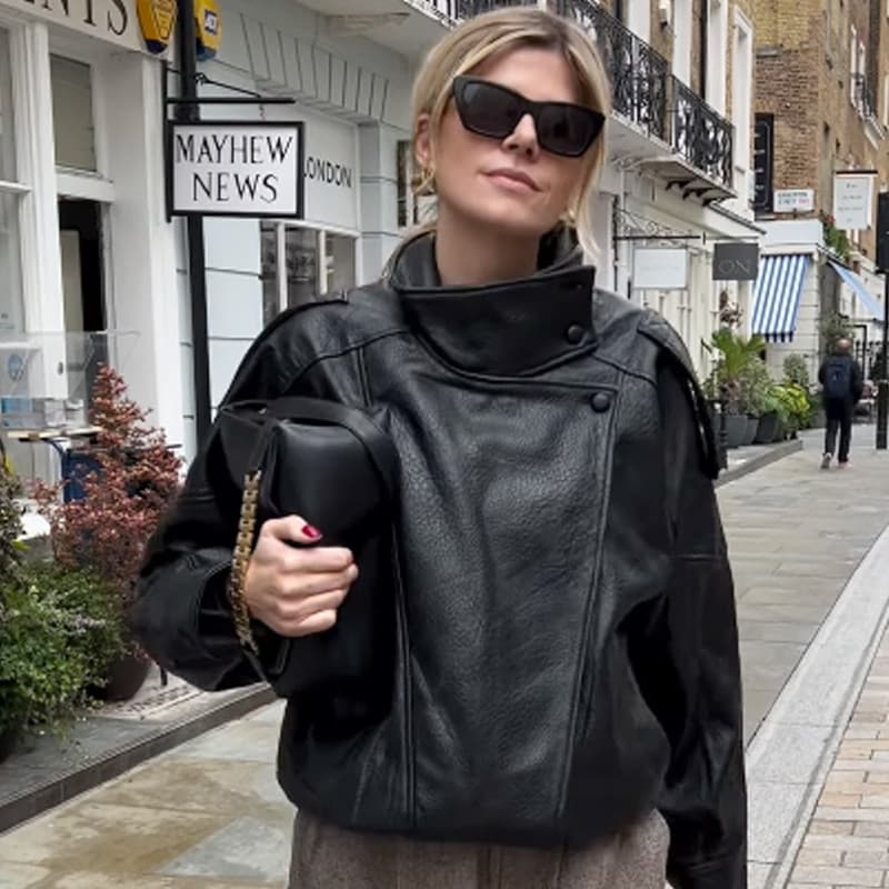 Jaqueta Bomber Feminina De Couro Preta , Recortada Grande Com Zíper E Manga Comprida