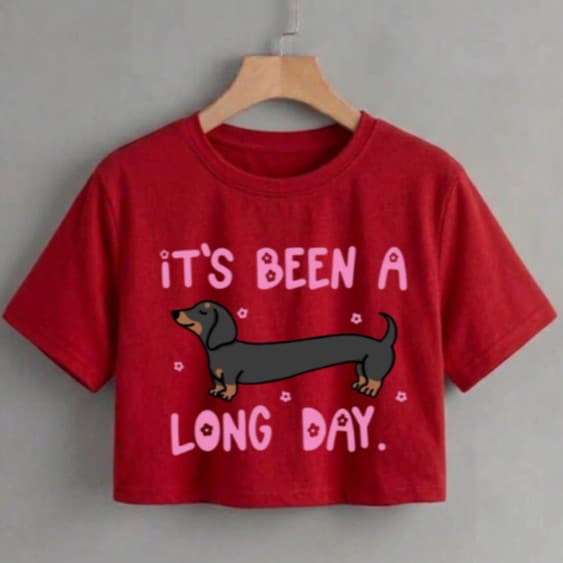 Cropped Modinha Teen Estampa Desenho Cachorro Salsicha "It´s Been a Long Day" Lançamento