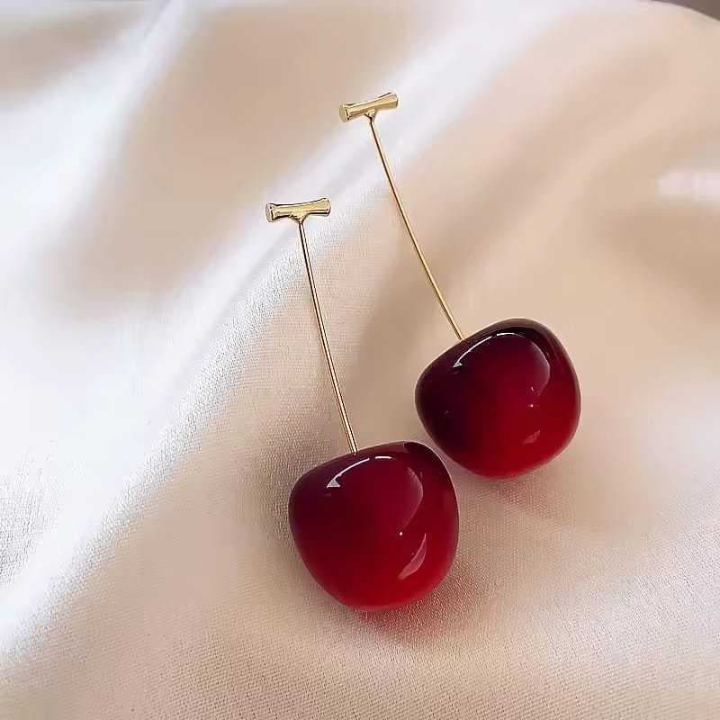Brincos Chiques Cereja Com Alfinetes De Dourado, Joias Exclusivas E Longas