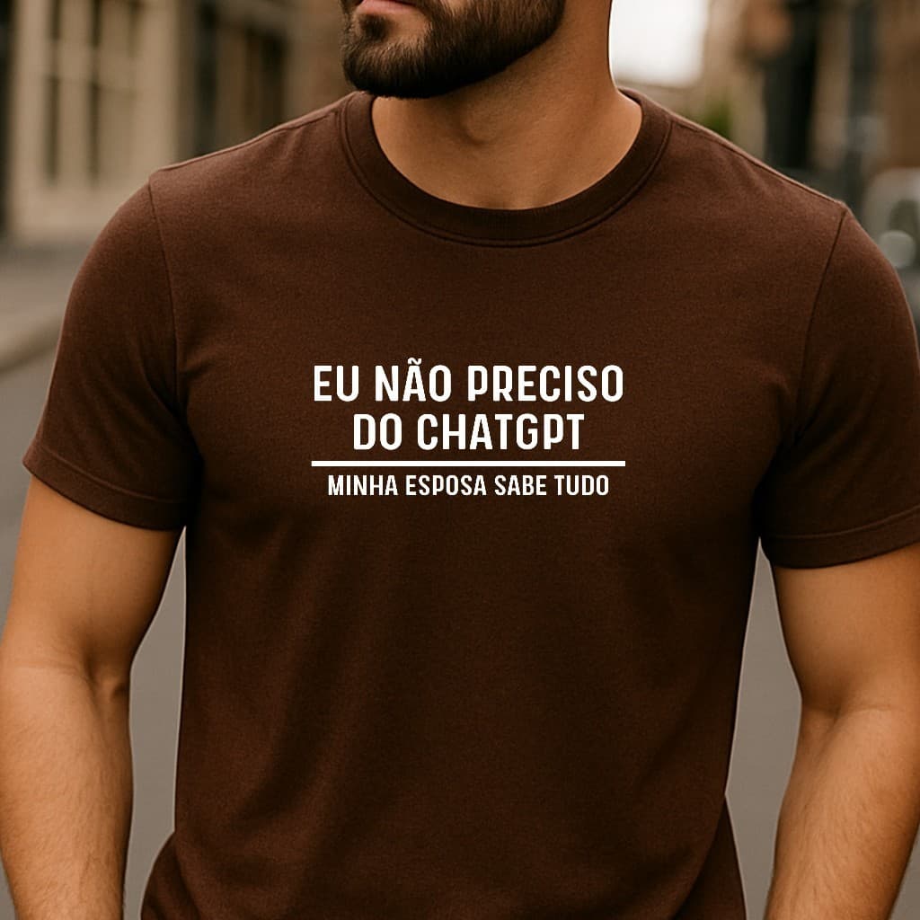 Camiseta Básica Masculina Frases Engraçadas Eu Não Preciso do ChatGPT Minha Esposa Sabe Tudo