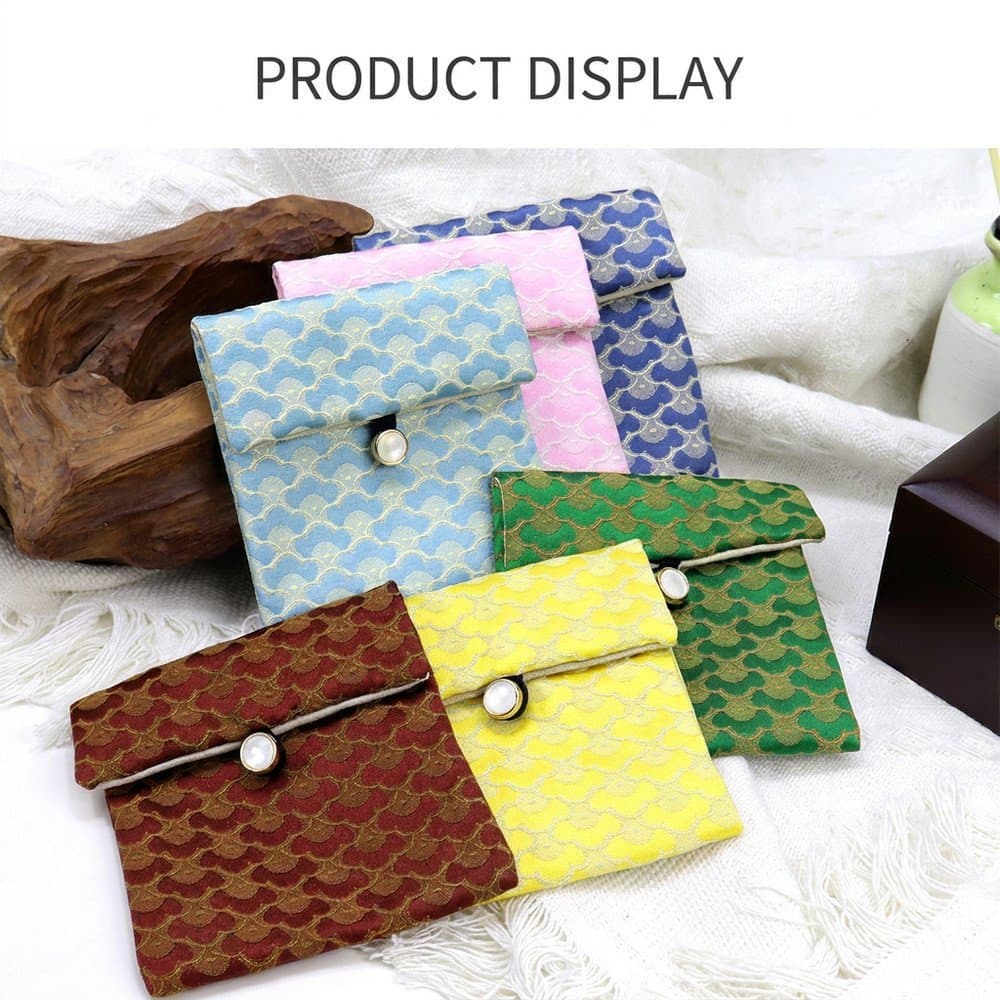1 bolsa de joias em jacquard com padrão auspicioso chinês, tamanho 10x10,5 cm, com uma aba de tecido com imitação de pér