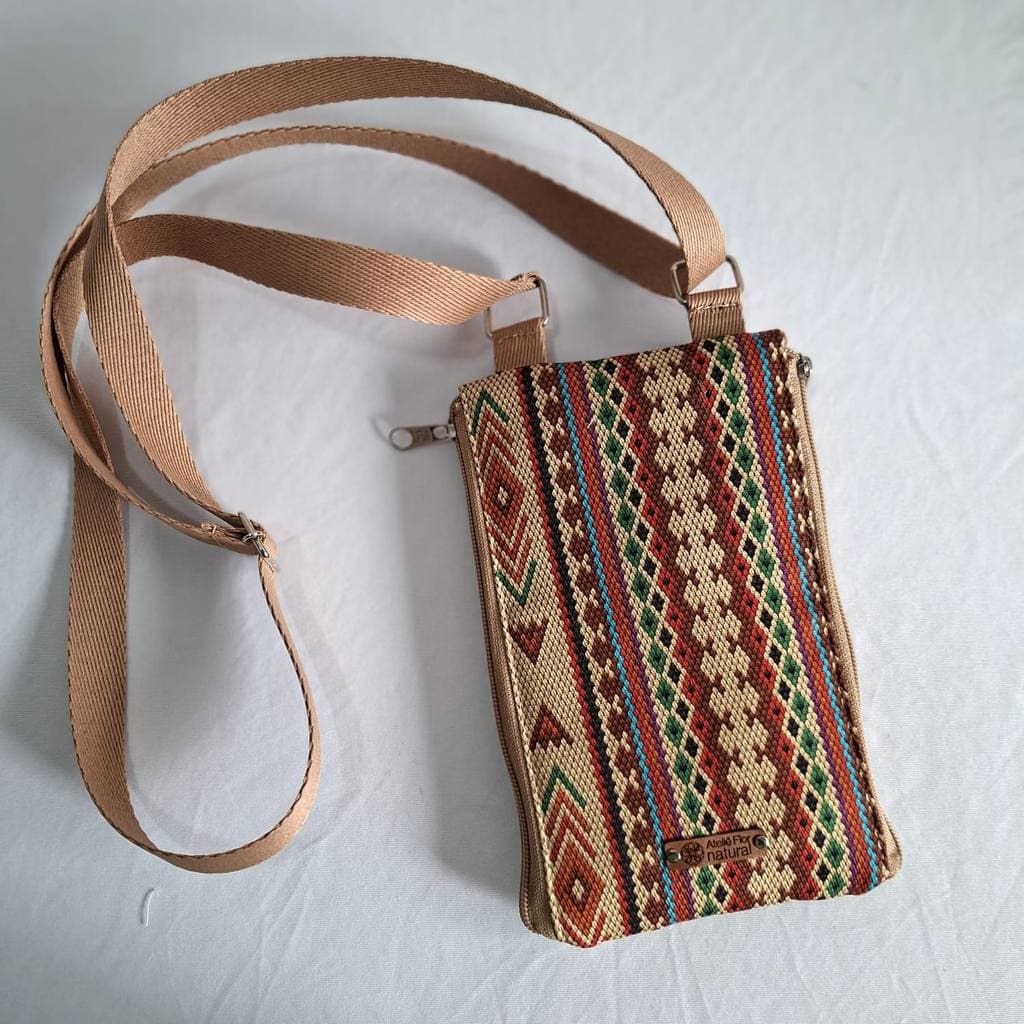 Bolsa porta celular artesanal em tecido tiracolo Juju