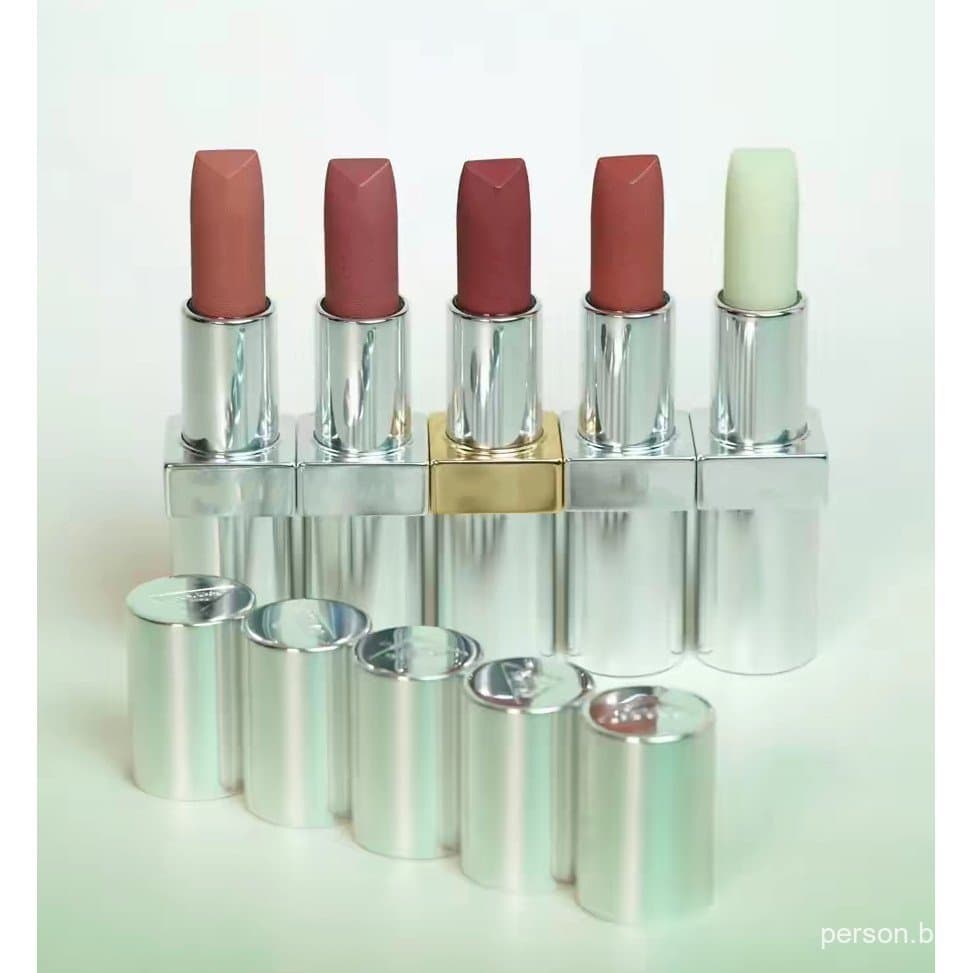 Batom, batom matte, protetor labial, hidratante.   Este batom tem uma textura leve, brilho intenso, forte transparência